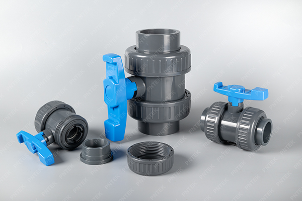 A Pntek true union ball valve with arrows showing flow can go in either direction, but the union nuts must be free