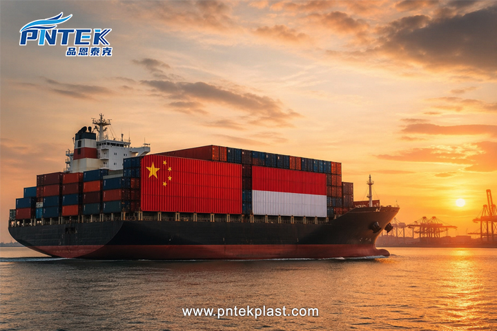 İki ölkə arasında ticarəti təmsil edən Çin və İndoneziya bayraqları üzərində konteyner gəmisi