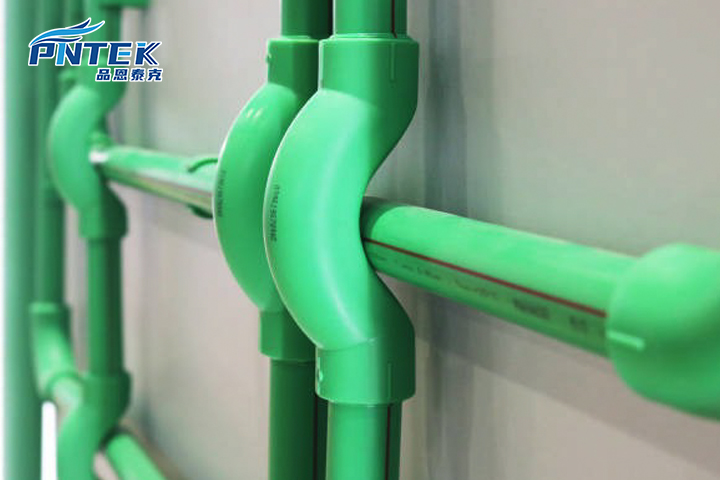 Tres trozos de tubería PPR con diferentes grosores de pared, mostrando las marcas PN10, PN16, PN20