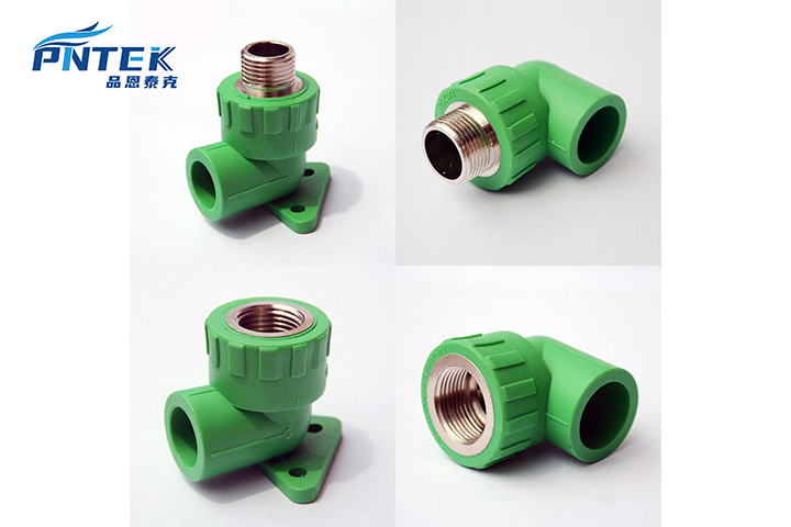 Un codo PPR de 90 grados con un inserto de latón con rosca hembra
