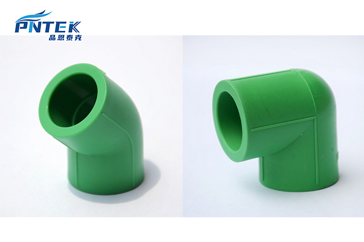 Un codo PPR verde de 90 grados al lado de un trozo de tubería PPR