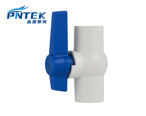 Diagrama explosionado de una válvula de bola de PVC mostrando sus componentes