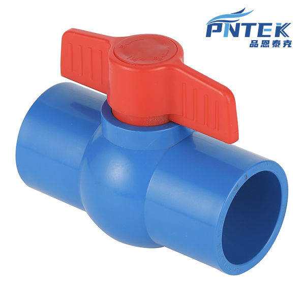 Gövdə, top, PTFE oturacaqları, gövdə və tutacaqları göstərən PVC top klapanının partlamış diaqramı