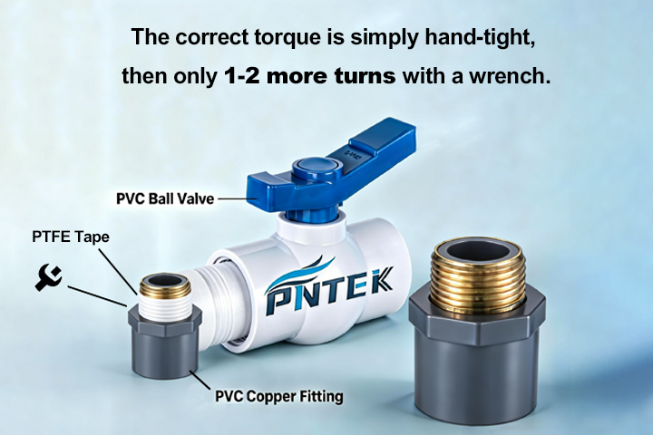 Një portë valvule PVC e plasaritur me një pajisje metalike të vidhosur shumë thellë