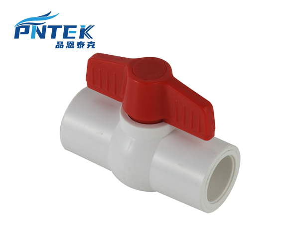 Varias válvulas de PVC de diferentes tamaños sobre una mesa