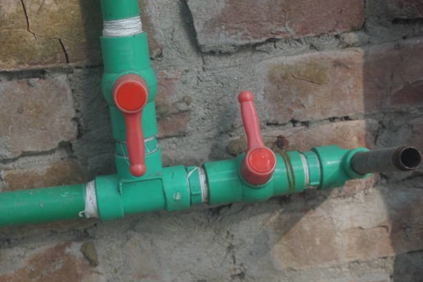 Infografika zobrazujúca faktory ovplyvňujúce životnosť PVC ventilu, ako sú UV žiarenie, chemikálie a teplota