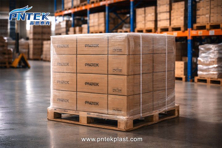 Sınaq sifarişini təmsil edən kiçik, səliqəli şəkildə yığılmış PVC klapan qutuları paleti