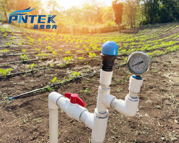 Tuberías de PVC con válvulas instaladas en un sistema de riego