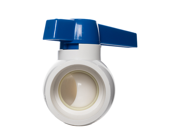 Sebuah ball valve PVC Pntek yang terpasang pada jalur pipa irigasi