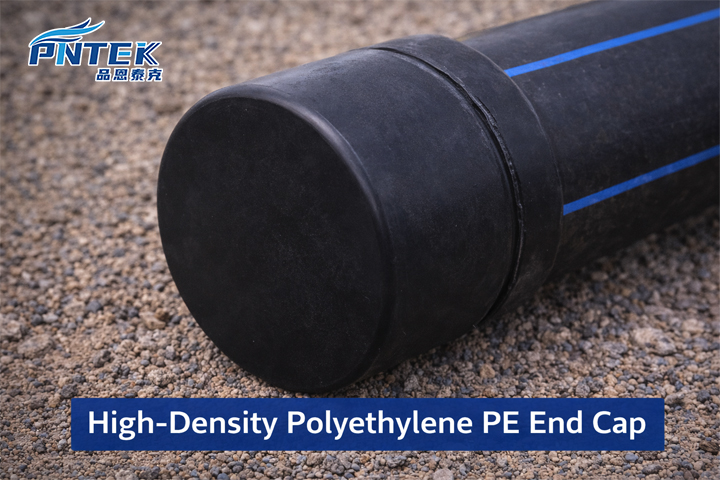 بلیک پی ای اینڈ کیپ کا کلوز اپ اس کی موٹی، پائیدار تعمیر کو ظاہر کرتا ہے۔