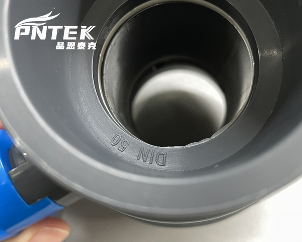 A close-up photograph of a Pntek ball valve with an arrow pointing to the 