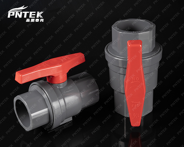 Top və ağ PTFE oturacaqlar arasında sıx uyğunluğu göstərən yeni top klapanının kəsilmiş görünüşü