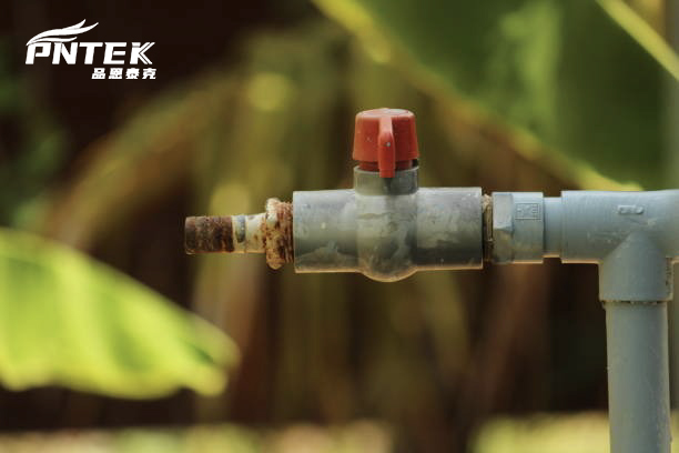 Həddindən artıq istidən qaçaraq, bir PVC top klapanını saç qurutma maşını ilə yumşaq bir şəkildə qızdıran bir şəxs