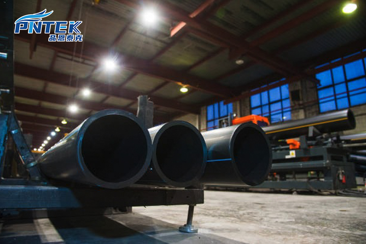 A grey PP pipe next to a white PVC pipe for a direct visual comparison