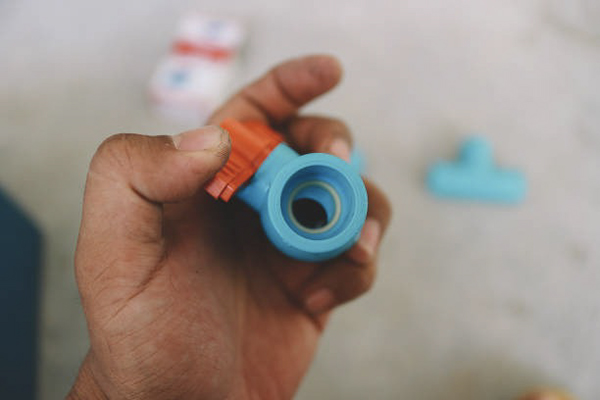 A cutaway animation showing a PVC ball valve opening and closing