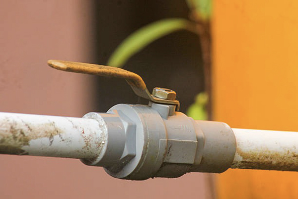 A side-by-side comparison of a PVC ball valve and a brass ball valve