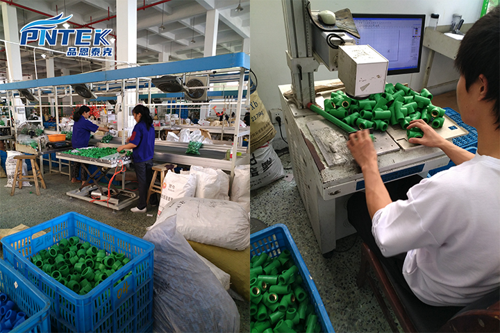 Etiquetas de precio en diferentes tamaños de codos PPR en un estante de una tienda