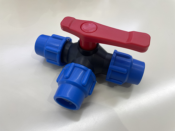A three-piece valve being easily lifted from a pipe, contrasted with a one-piece valve needing to be cut out