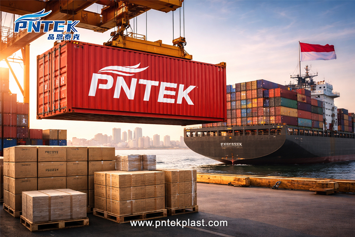 Pntek loqosunun olduğu konteyner Cakartaya gedən gəmiyə yüklənir