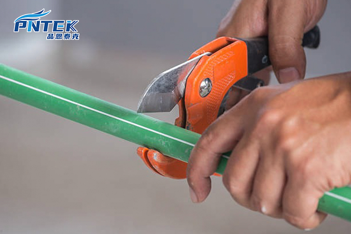 Tuberías PPR verdes y blancas instaladas en una pared para suministro de agua caliente y fría