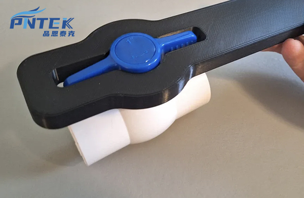 Sərt PVC klapan sapında qayış açarını düzgün istifadə edən şəxs